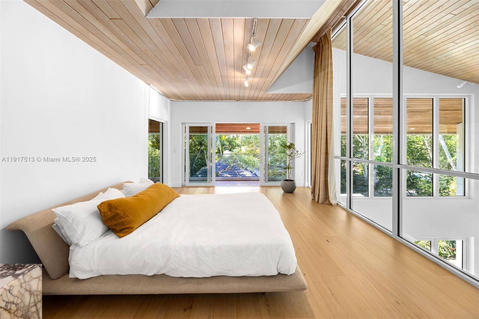 7150 W Lago Dr Coral Gables, FL 33143