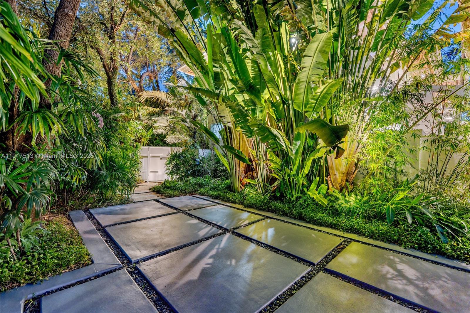 7150 W Lago Dr Coral Gables, FL 33143