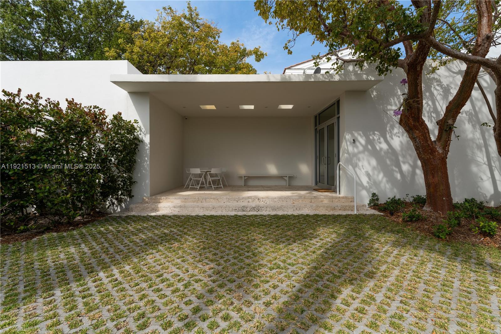 5 Harbor Pt Key Biscayne, FL 33149