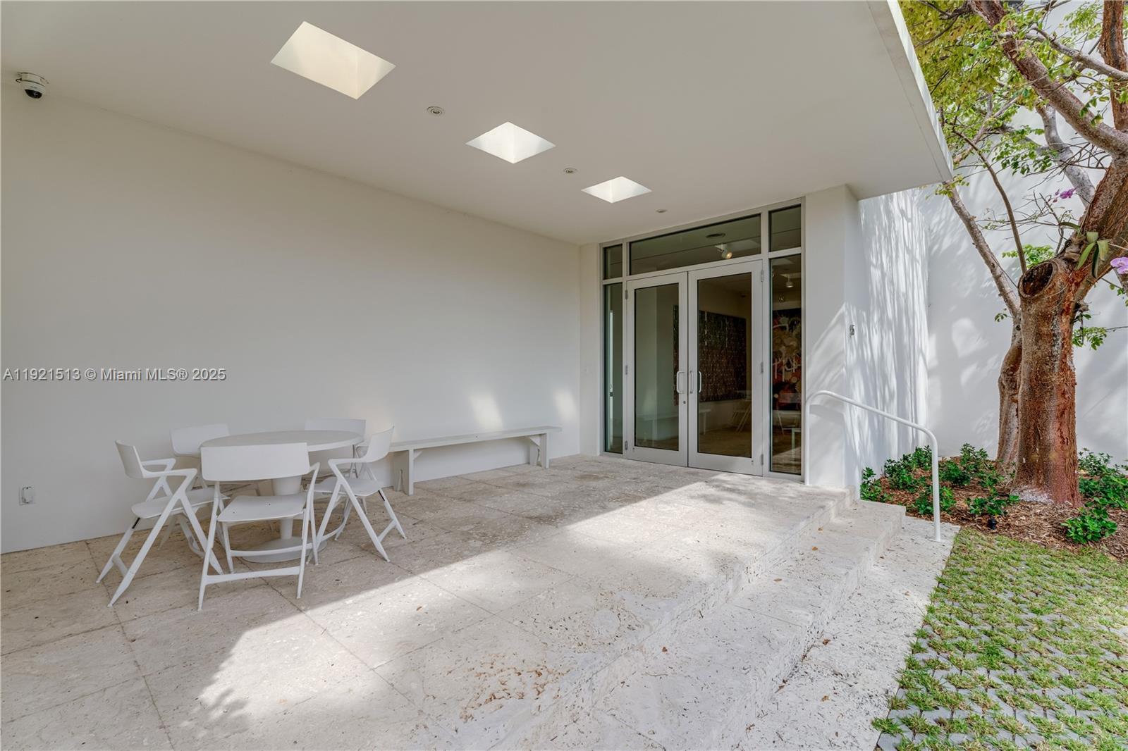 5 Harbor Pt Key Biscayne, FL 33149