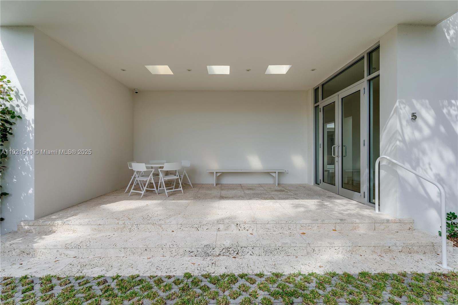 5 Harbor Pt Key Biscayne, FL 33149