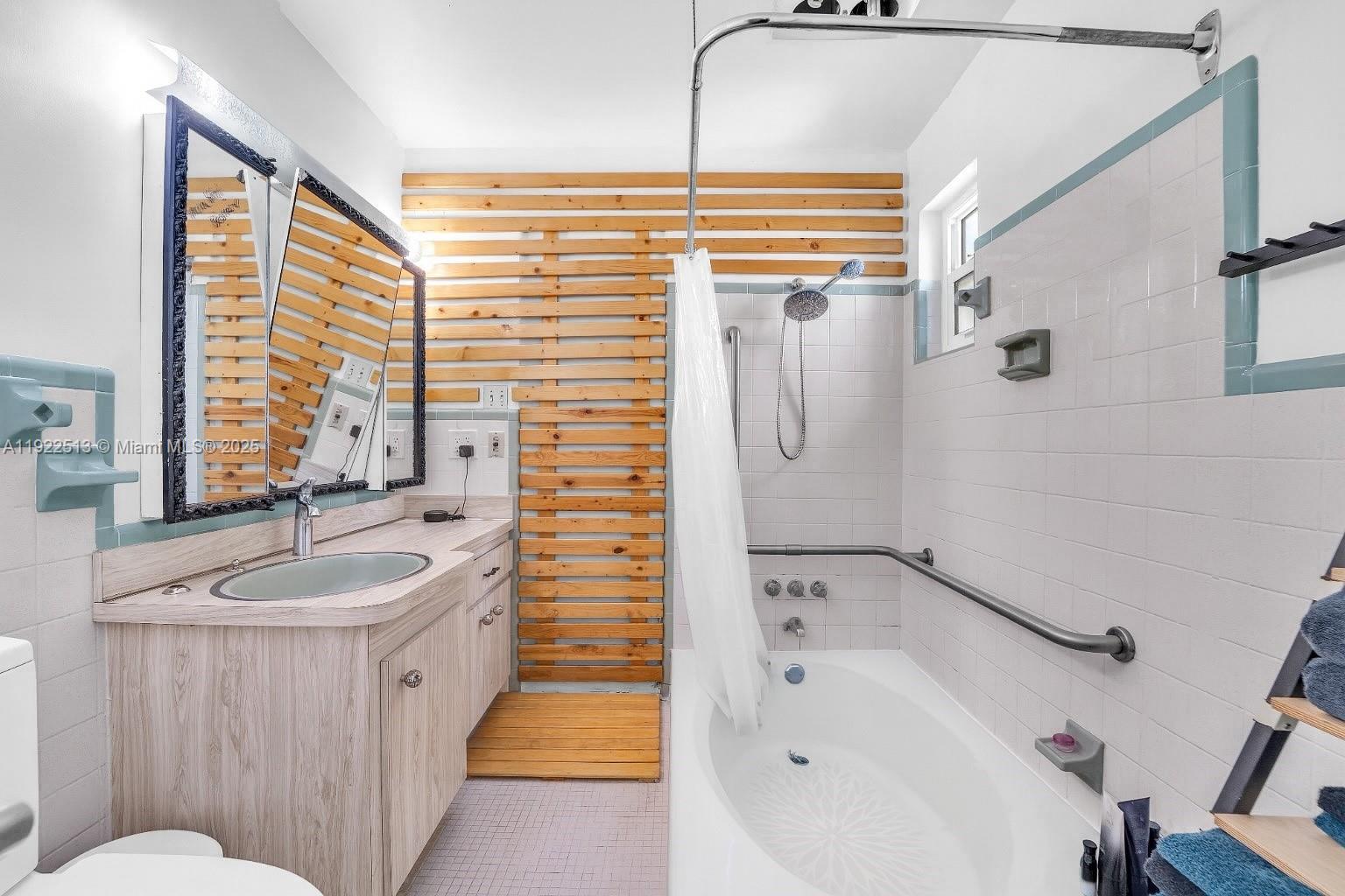 100 NW 123rd St North Miami, FL 33168