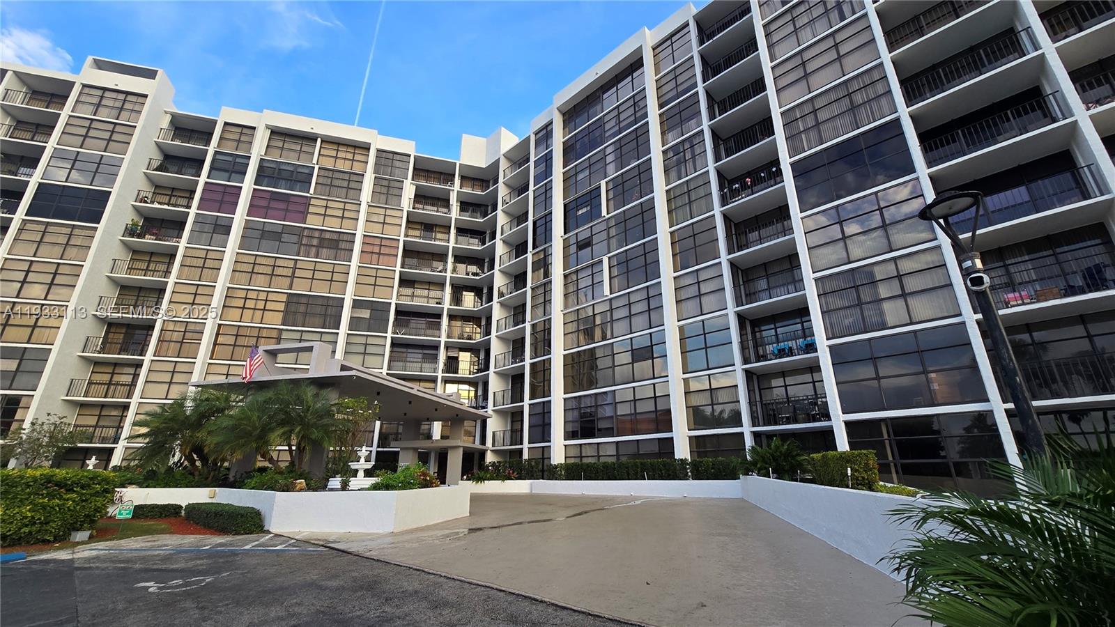 600 Parkview Dr #525 Hallandale Beach, FL 33009