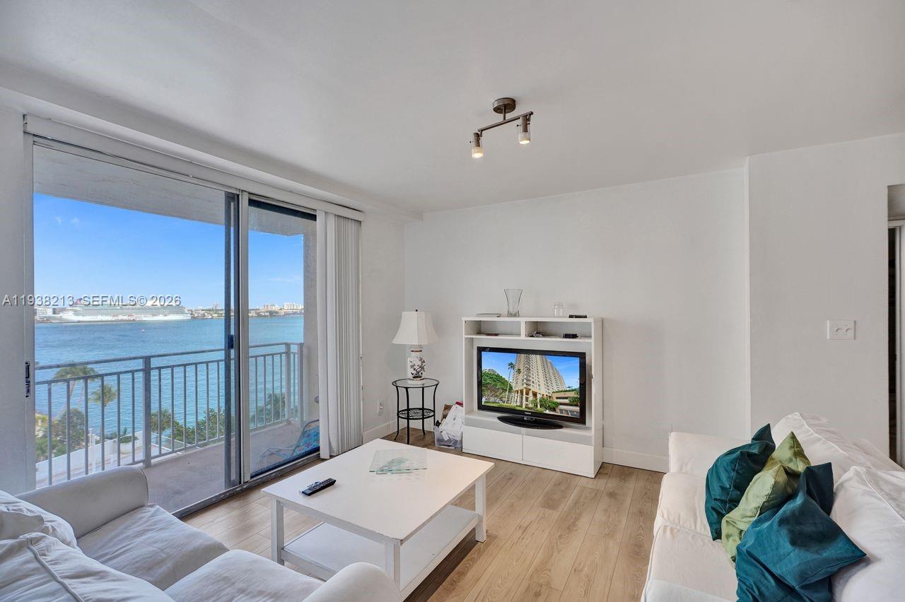 770 SE Claughton Is Dr #813