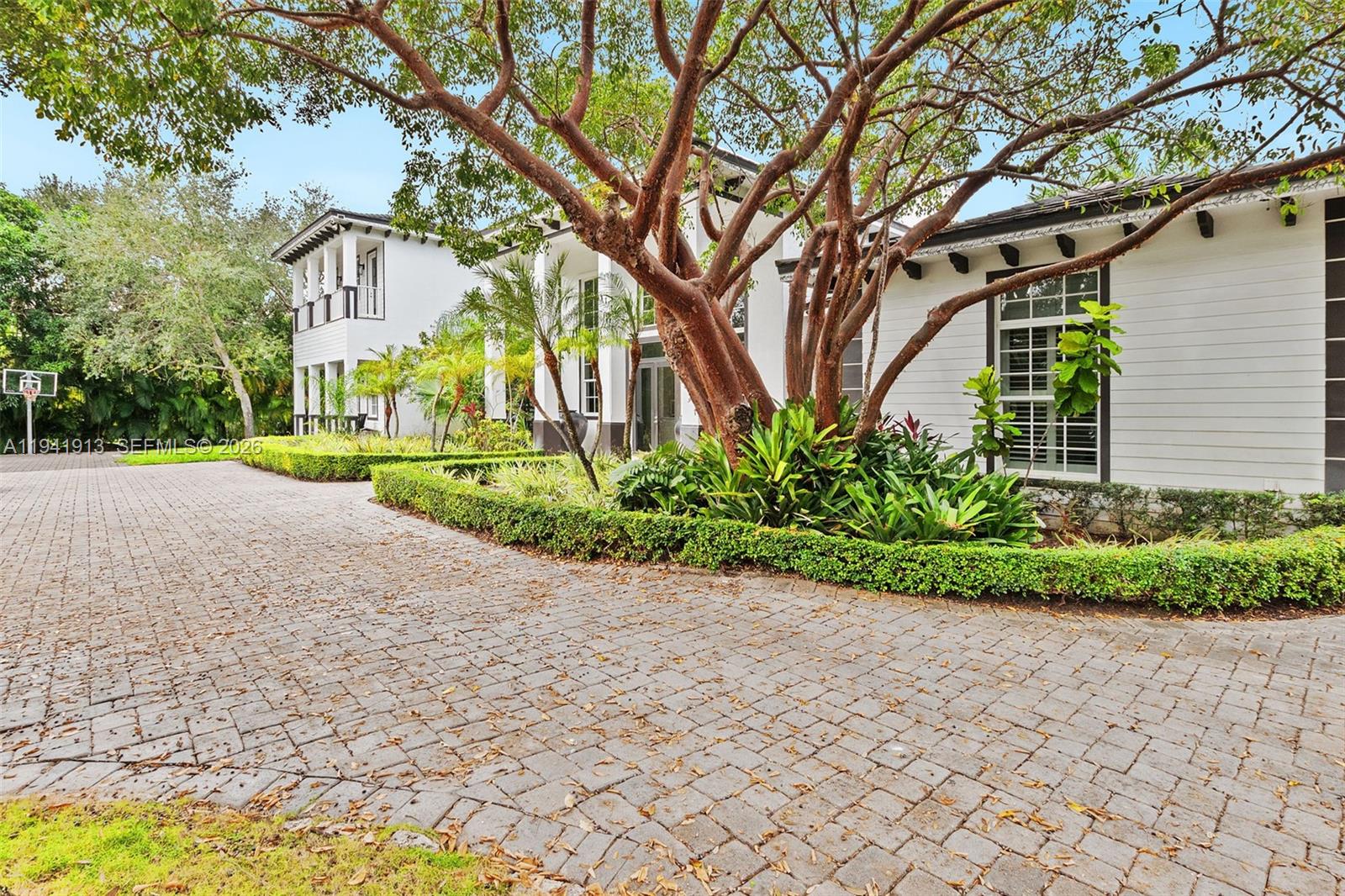 5901 Rolling Rd Dr Pinecrest, FL 33156