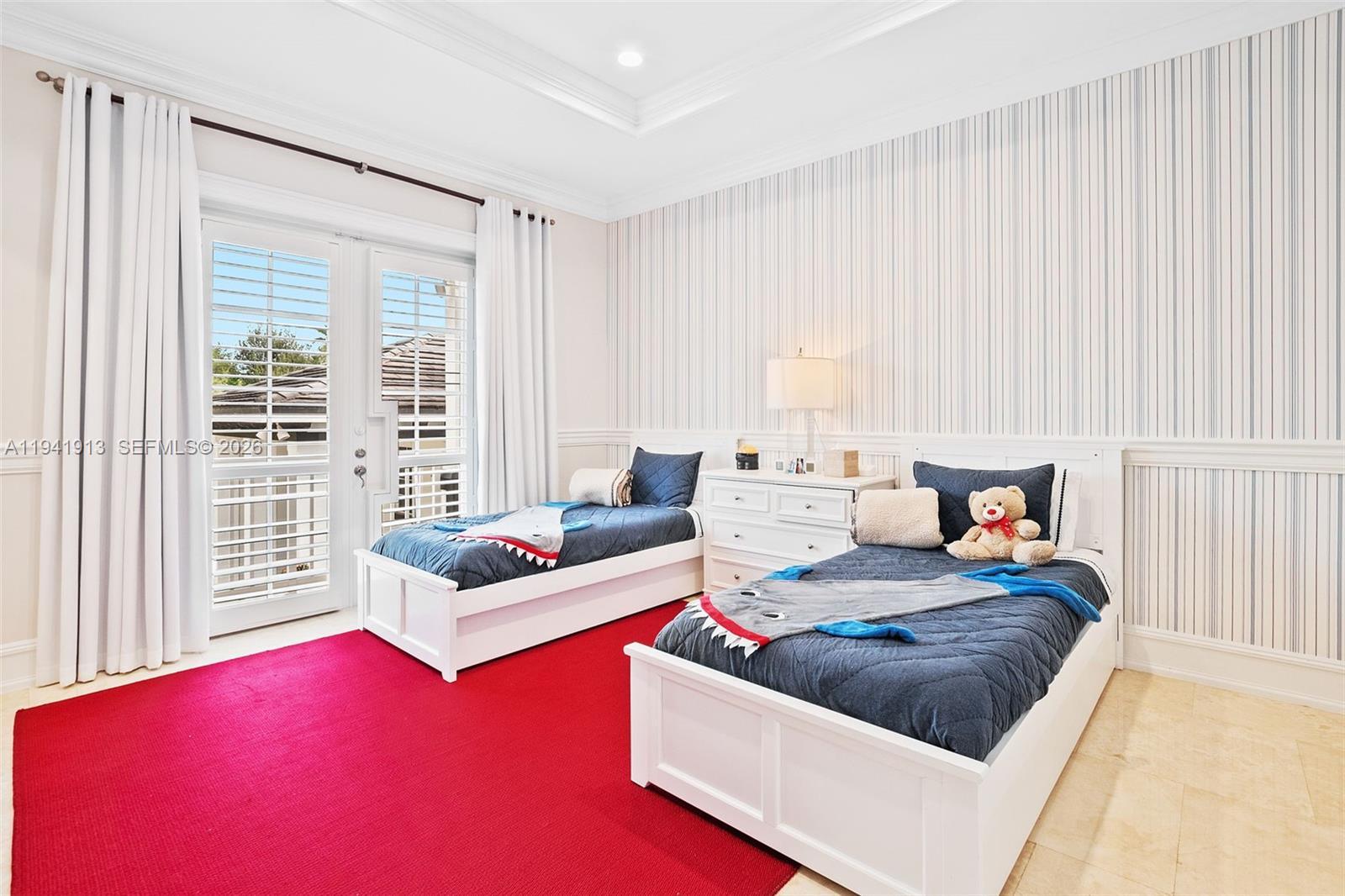 5901 Rolling Rd Dr Pinecrest, FL 33156