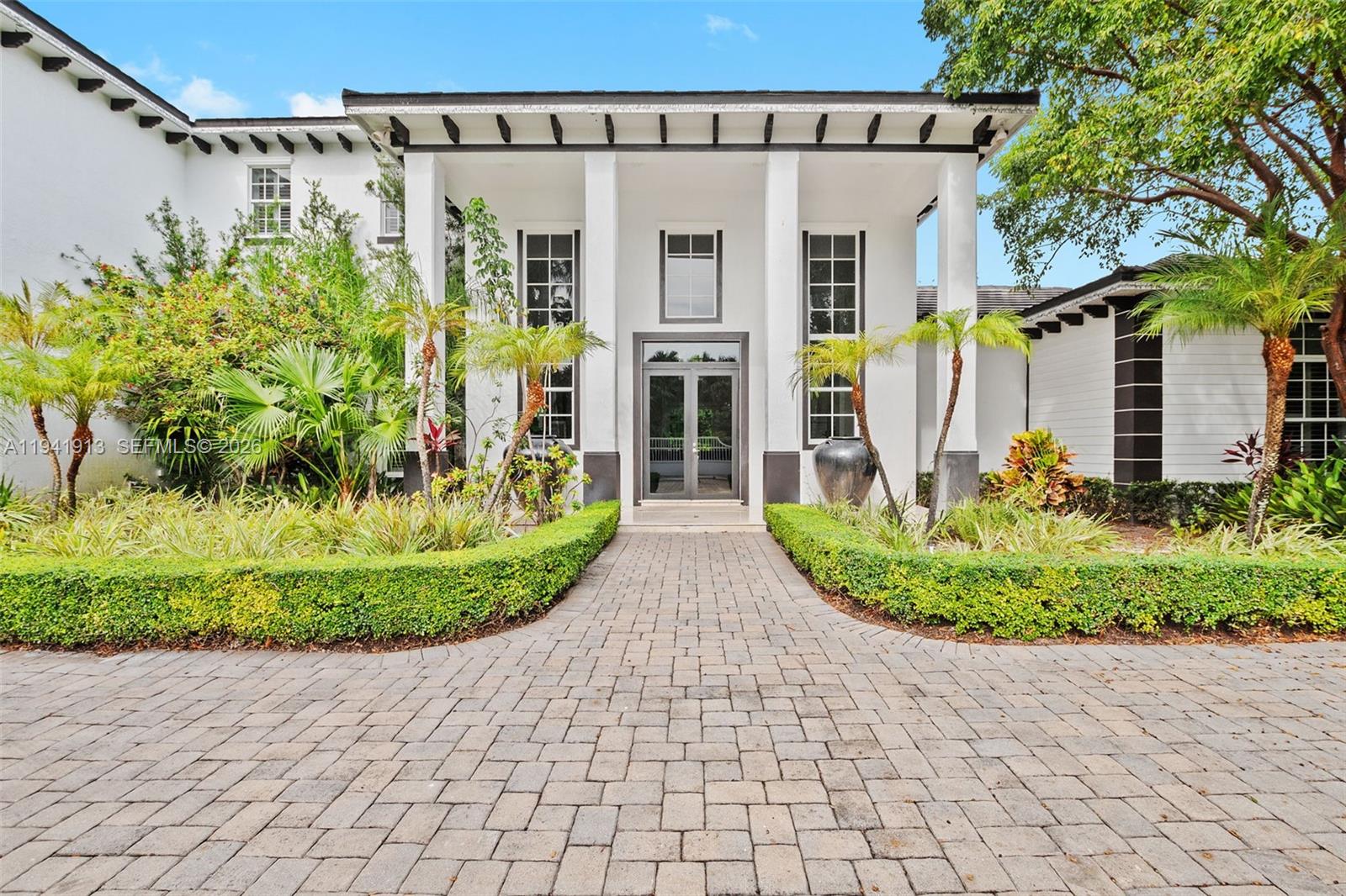 5901 Rolling Rd Dr Pinecrest, FL 33156