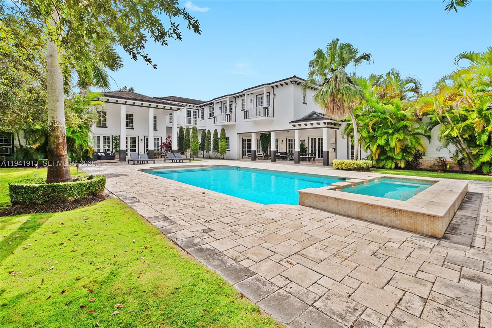 5901 Rolling Rd Dr Pinecrest, FL 33156