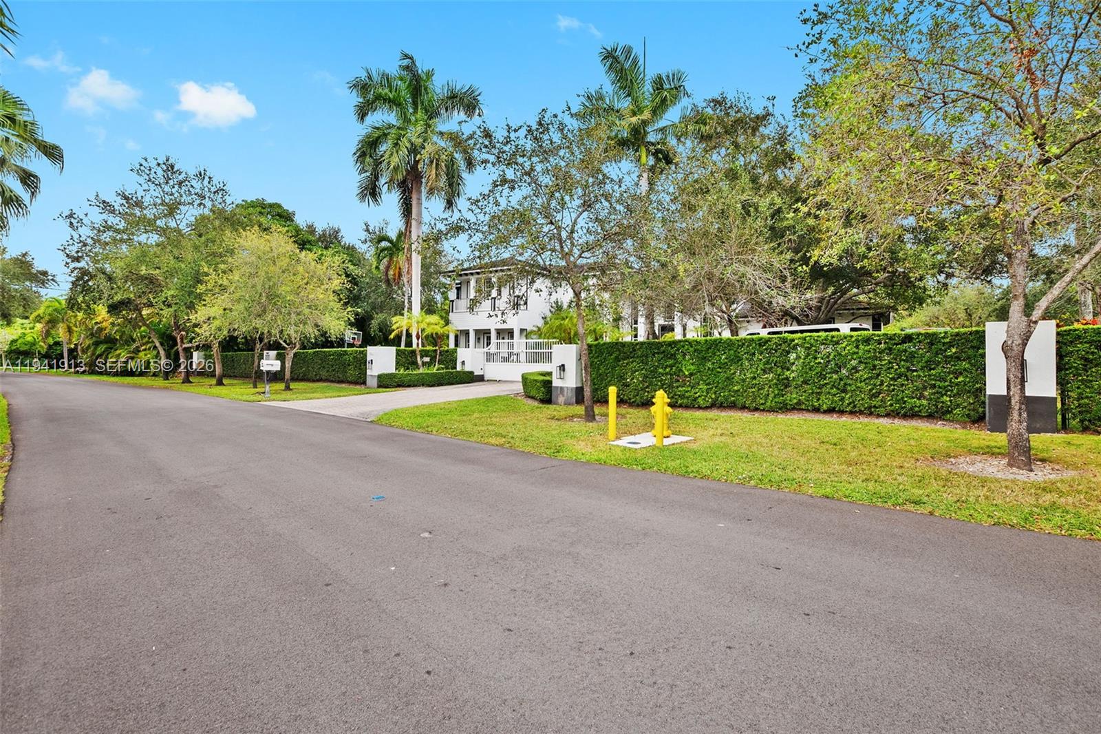 5901 Rolling Rd Dr Pinecrest, FL 33156