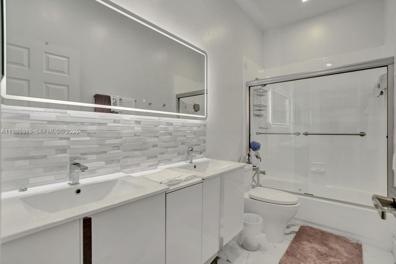 11008 NW 73rd St Doral, FL 33178