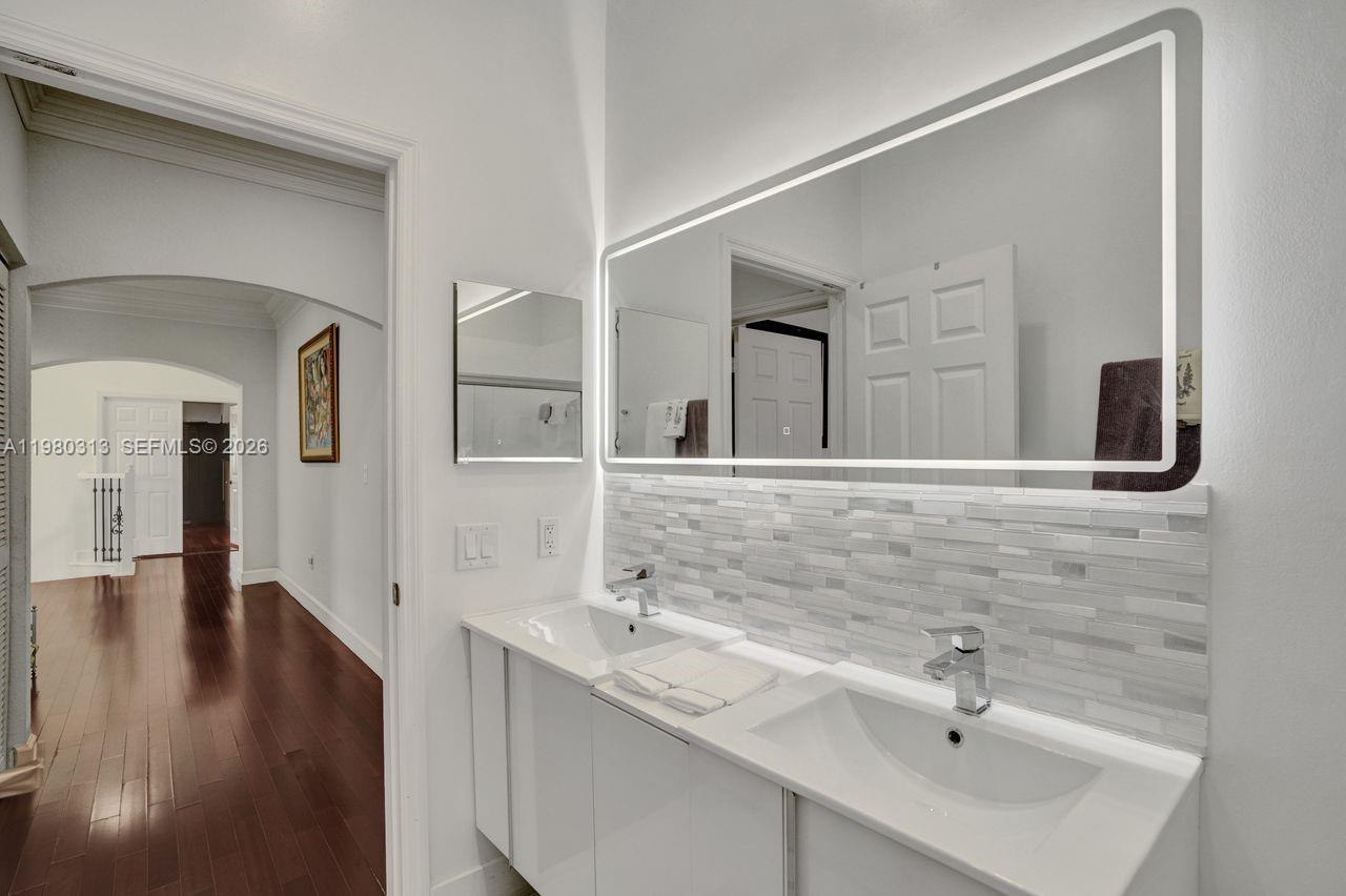 11008 NW 73rd St Doral, FL 33178