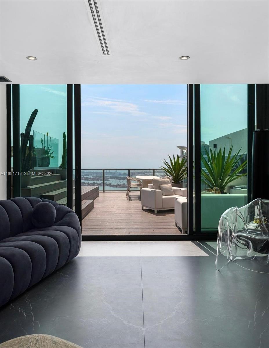 650 NE 32nd St #UPH5302 Miami, FL 33137