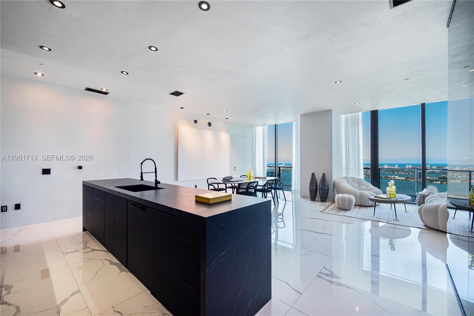 650 NE 32nd St #UPH5302 Miami, FL 33137