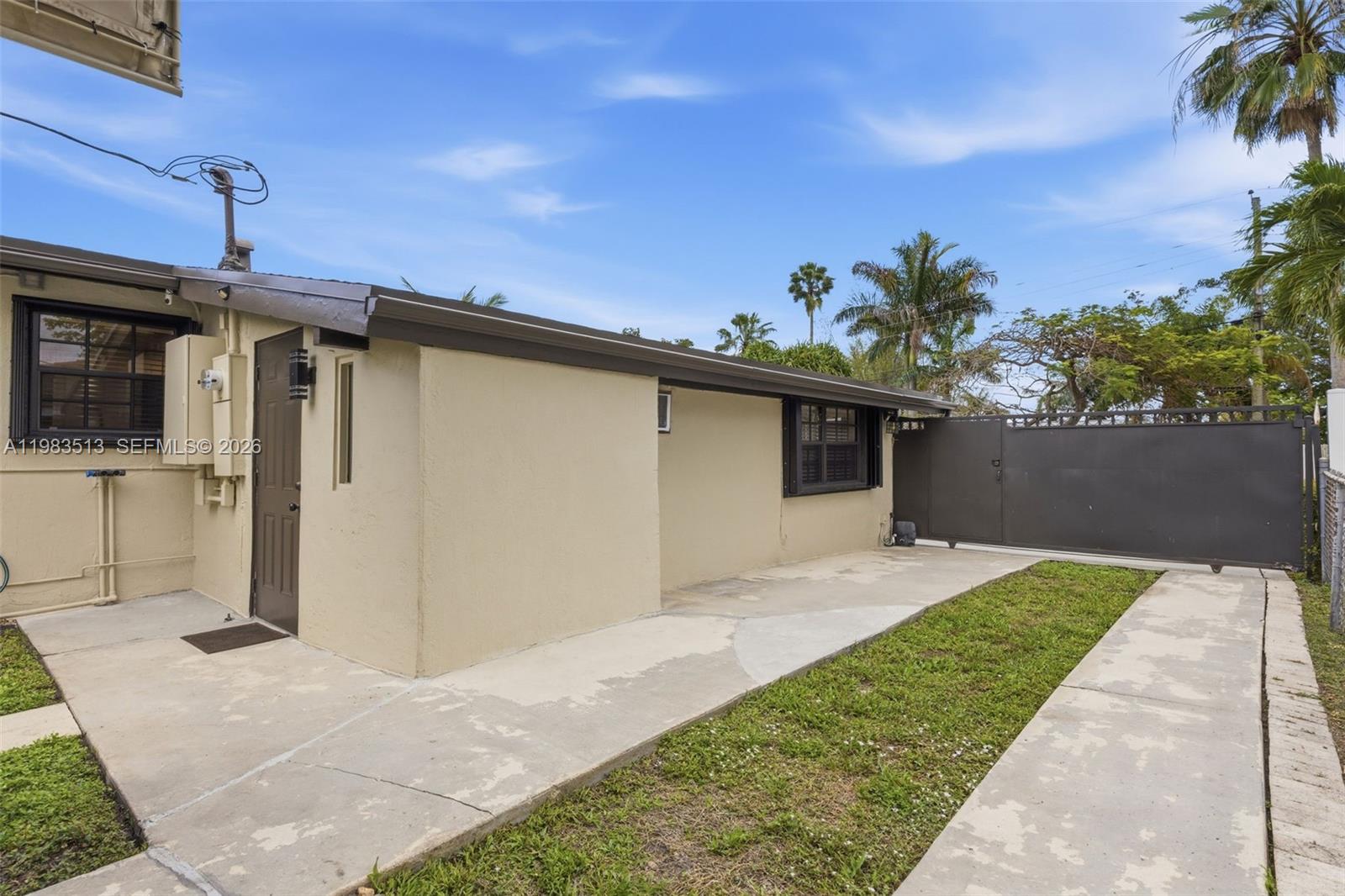 2485 NE 214th St Miami, FL 33180