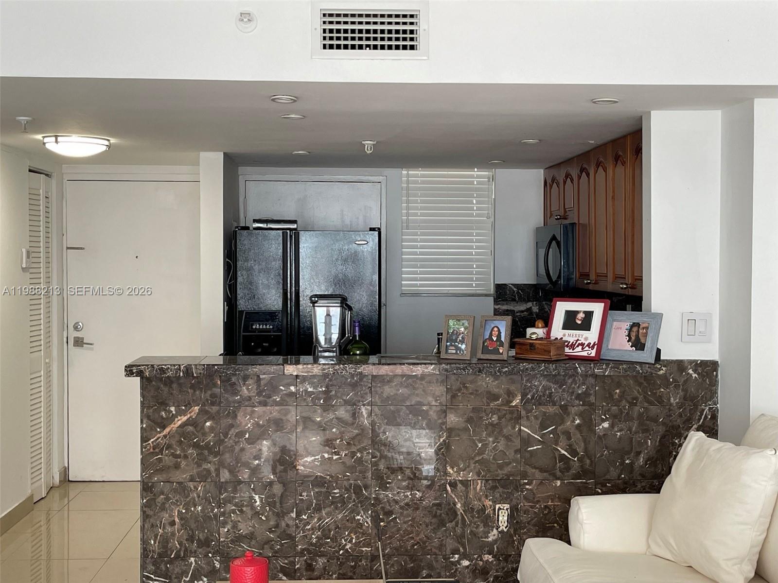 6820 Indian Crk Dr #3B Miami Beach, FL 33141