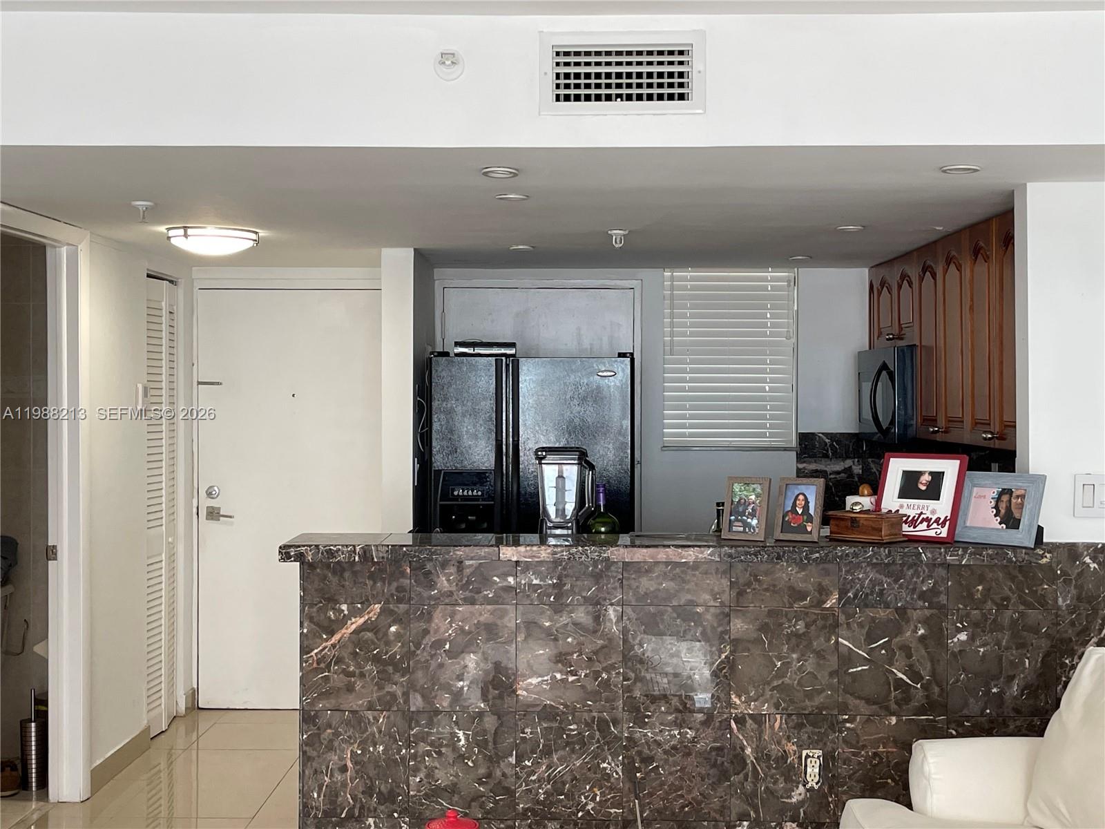 6820 Indian Crk Dr #3B Miami Beach, FL 33141