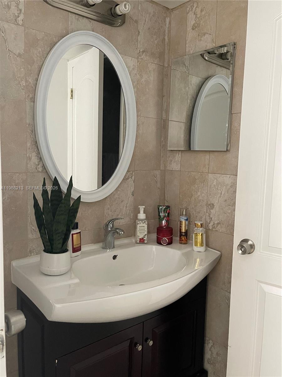 6820 Indian Crk Dr #3B Miami Beach, FL 33141