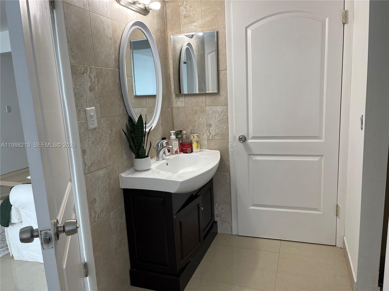 6820 Indian Crk Dr #3B Miami Beach, FL 33141