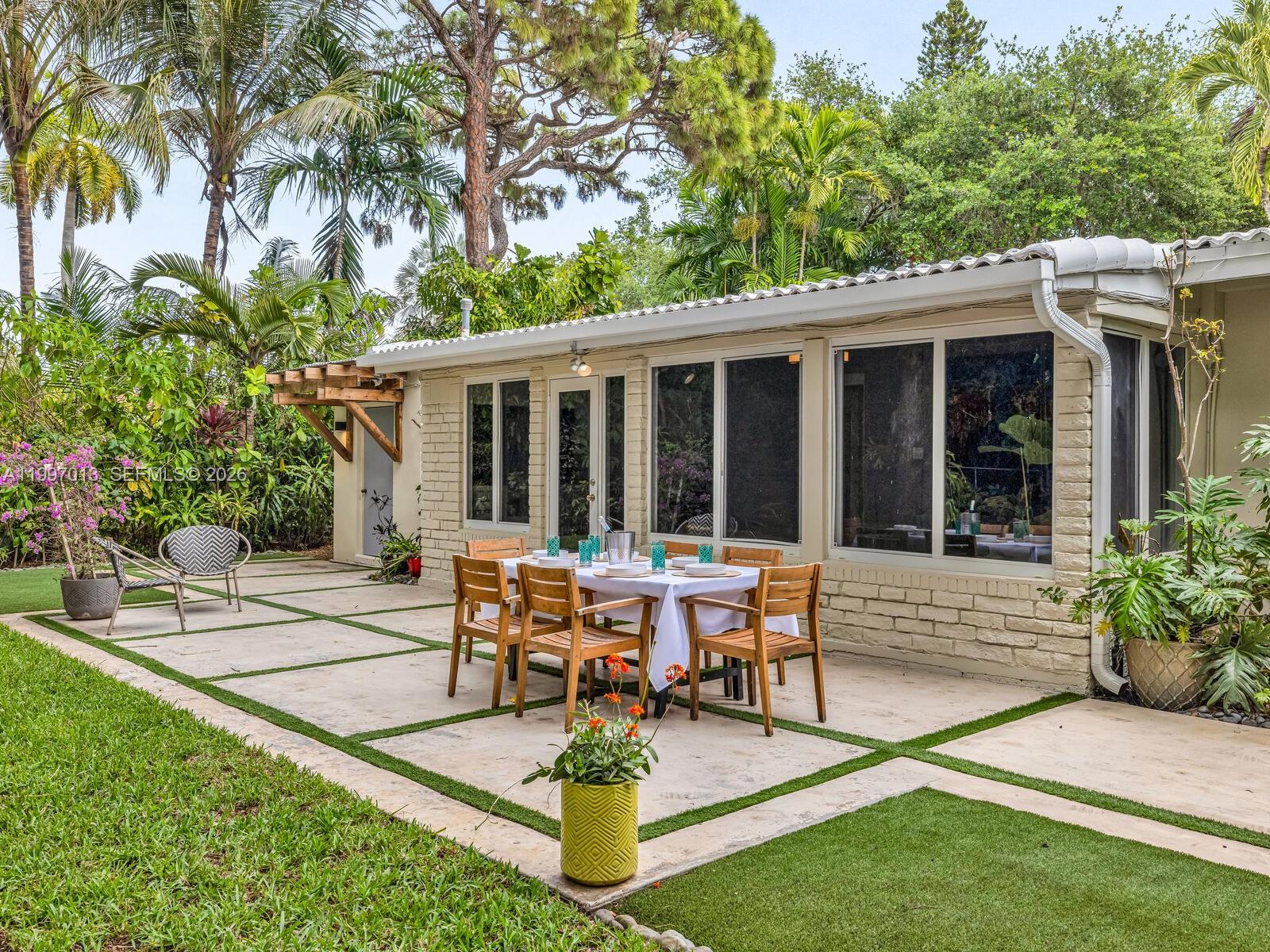 11932 NE 8th Ave Biscayne Park, FL 33161