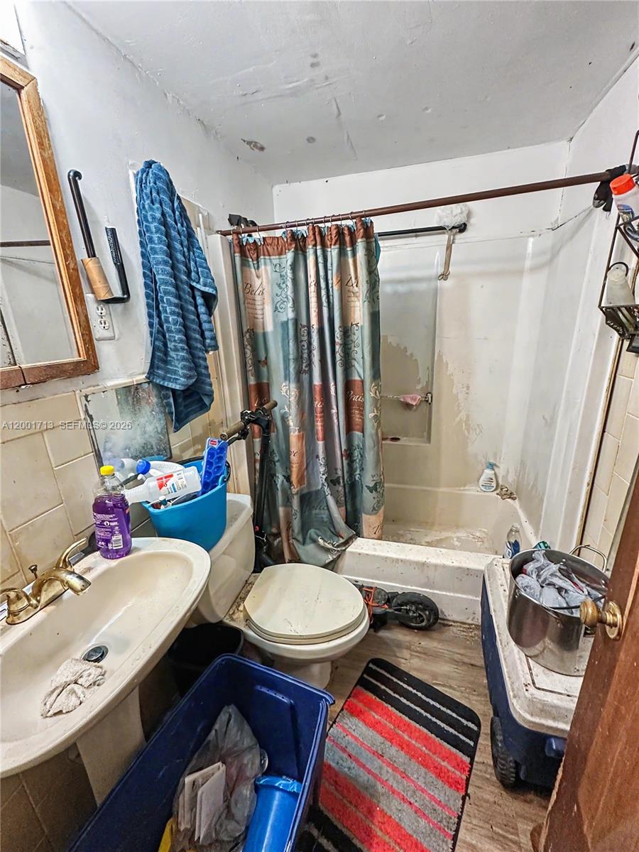 2106 NW 70th St Miami, FL 33147
