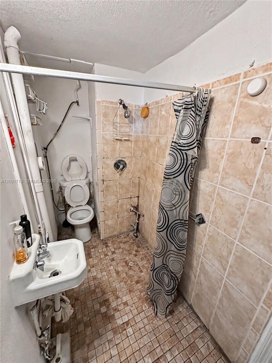 2106 NW 70th St Miami, FL 33147