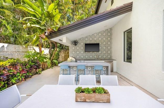 3900 S Douglas Rd Coconut Grove, FL 33133