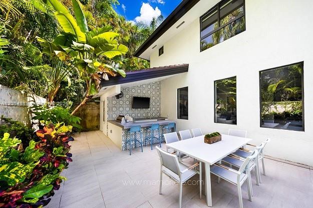 3900 S Douglas Rd Coconut Grove, FL 33133