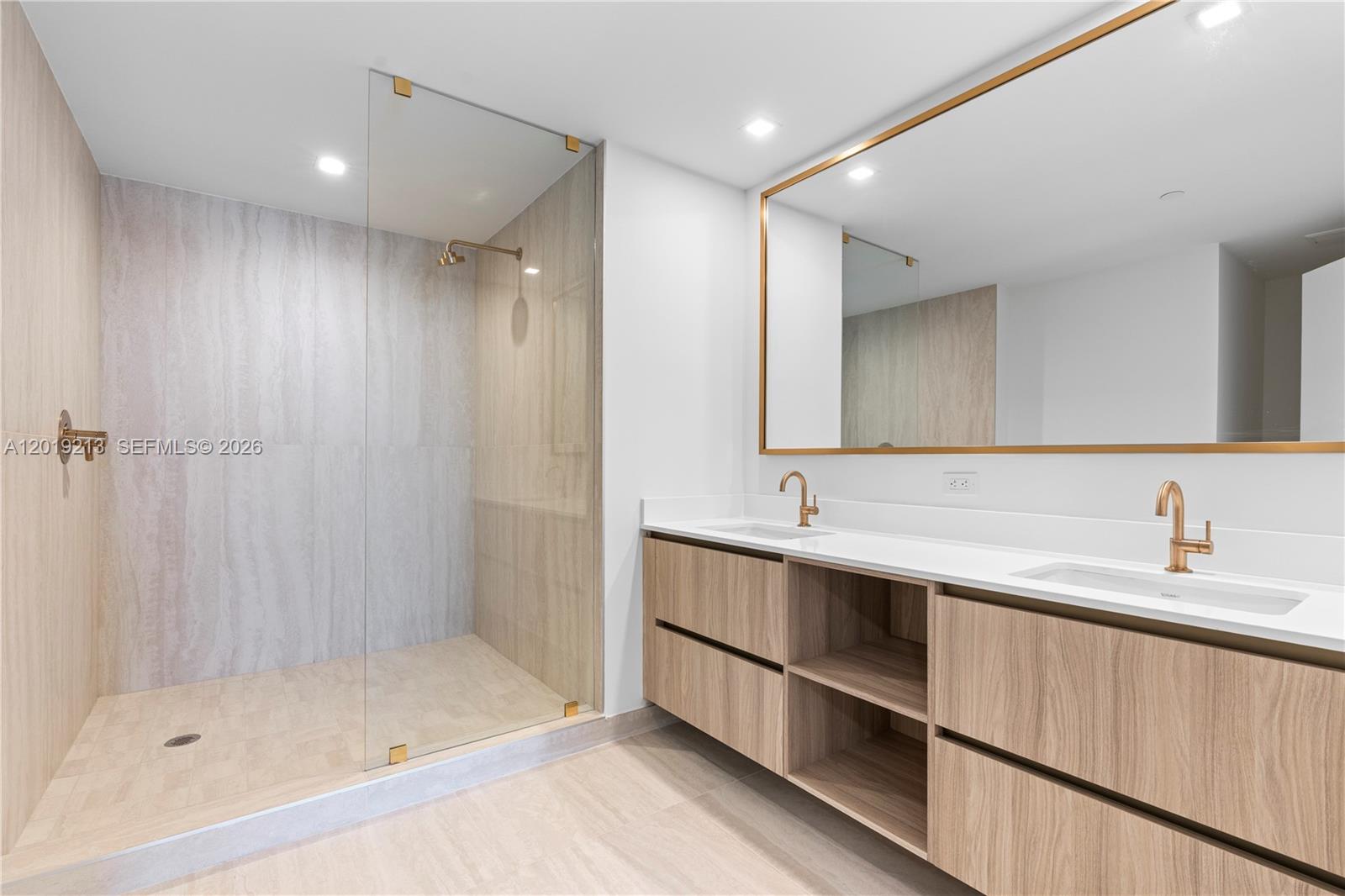 77 SE 5th #3702 Miami, FL 33131