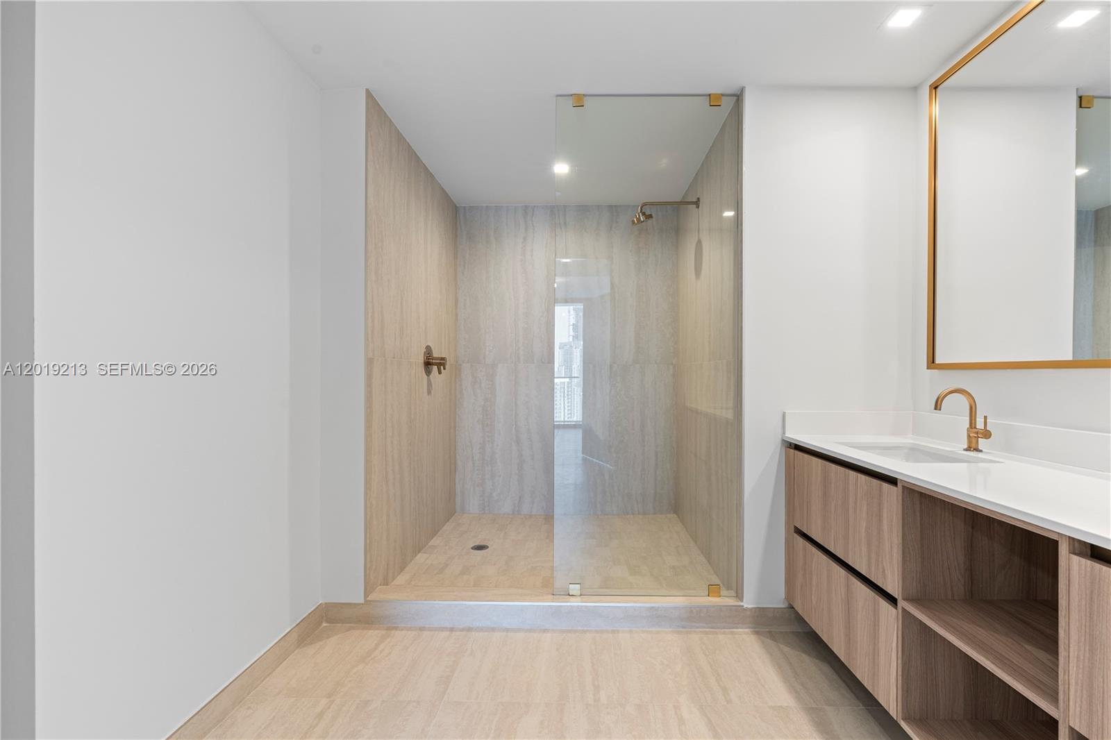 77 SE 5th #3702 Miami, FL 33131