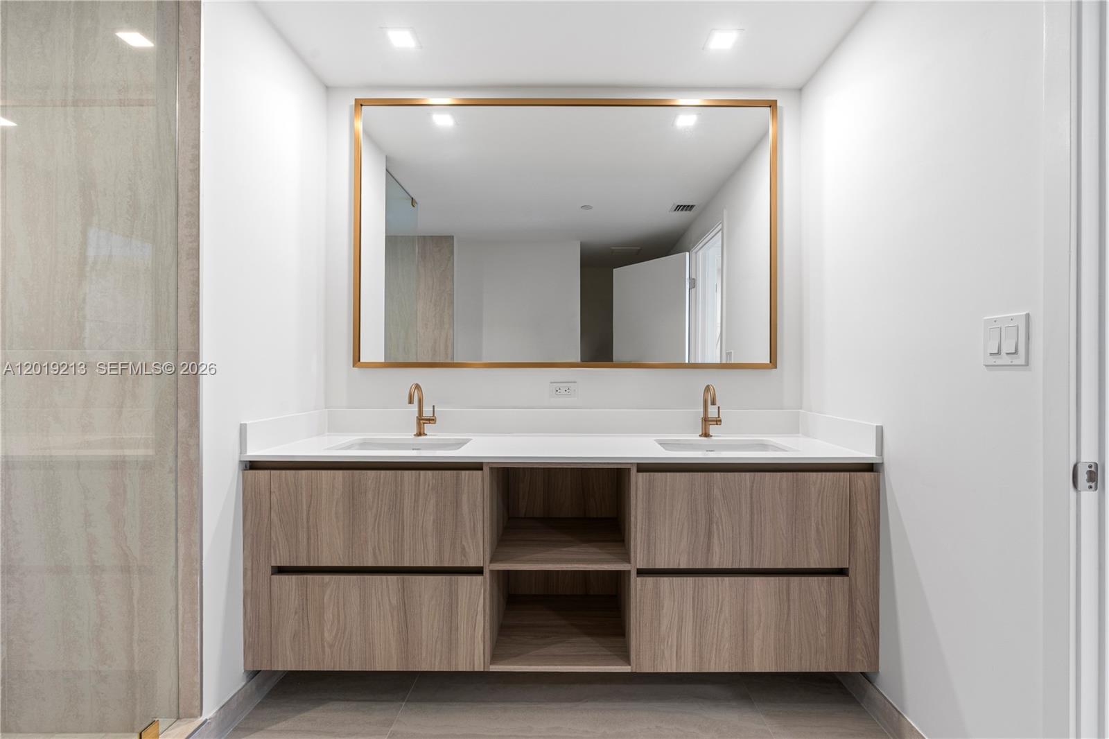 77 SE 5th #3702 Miami, FL 33131