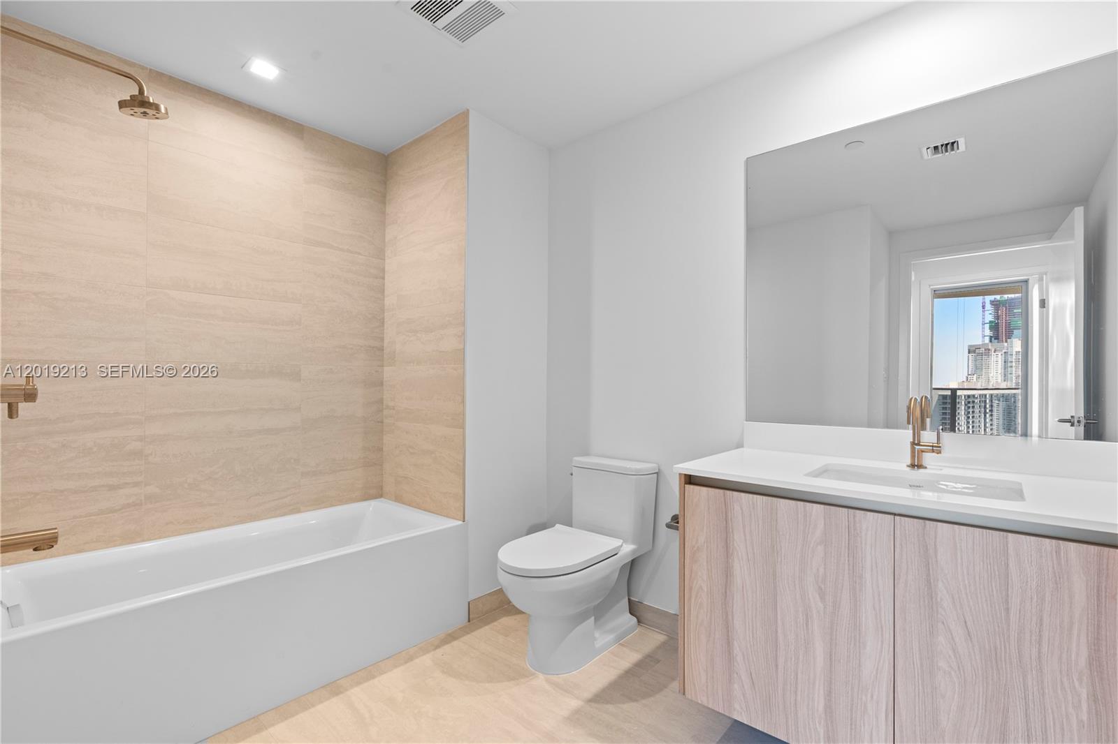 77 SE 5th #3702 Miami, FL 33131
