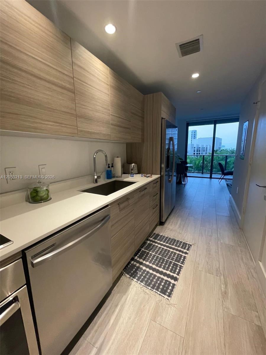 121 NE 34th St #1015