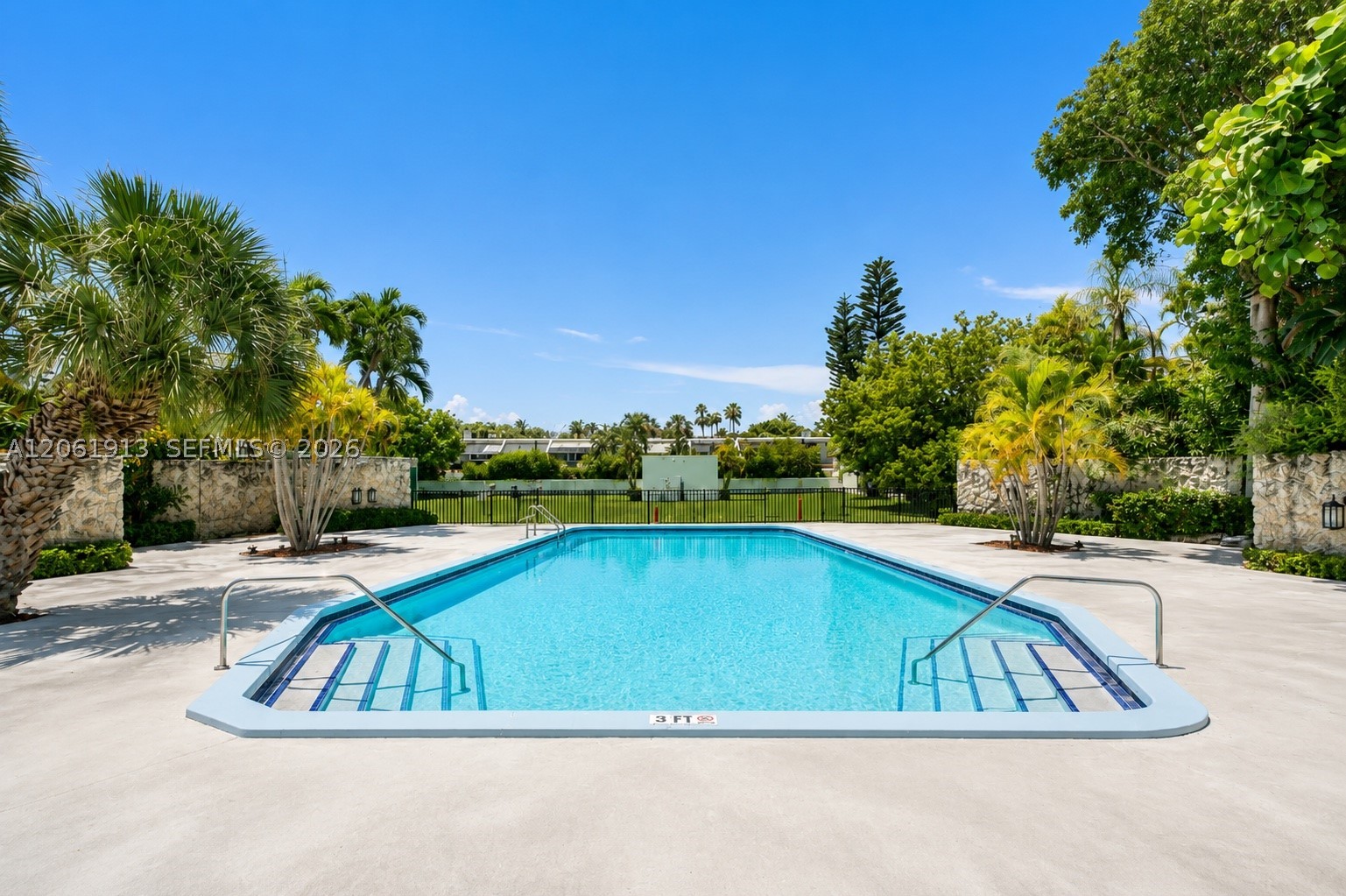 224 Sea Vw Dr #104 Key Biscayne, FL 33149