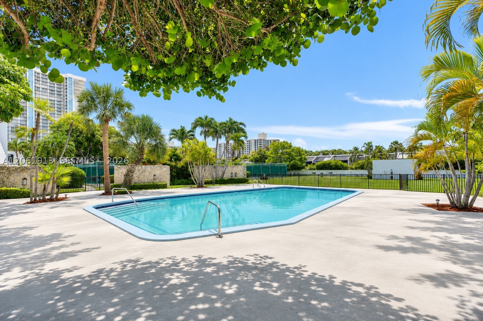 224 Sea Vw Dr #104 Key Biscayne, FL 33149