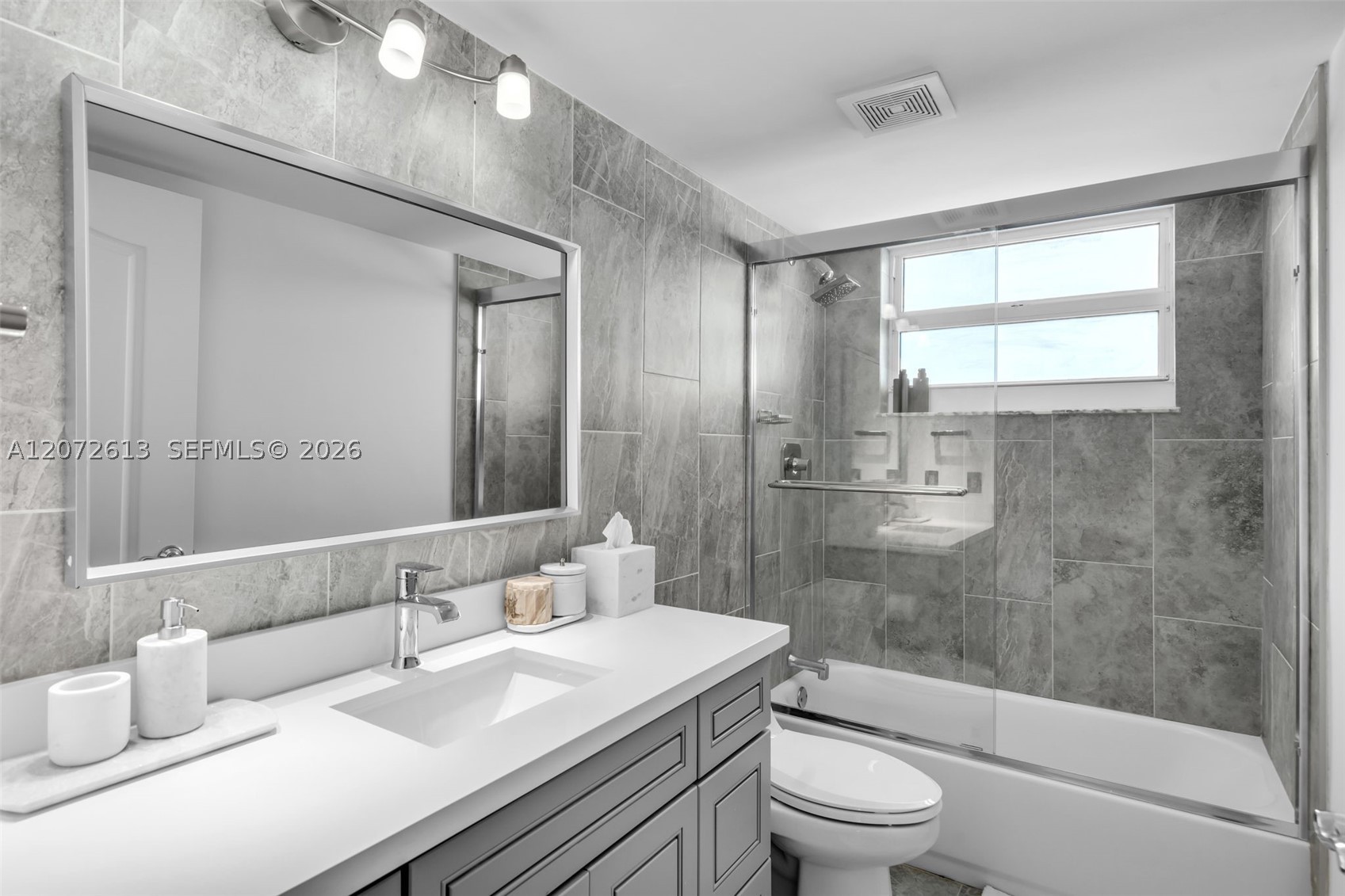 1200 Brickell Bay Dr #2501 Miami, FL 33131