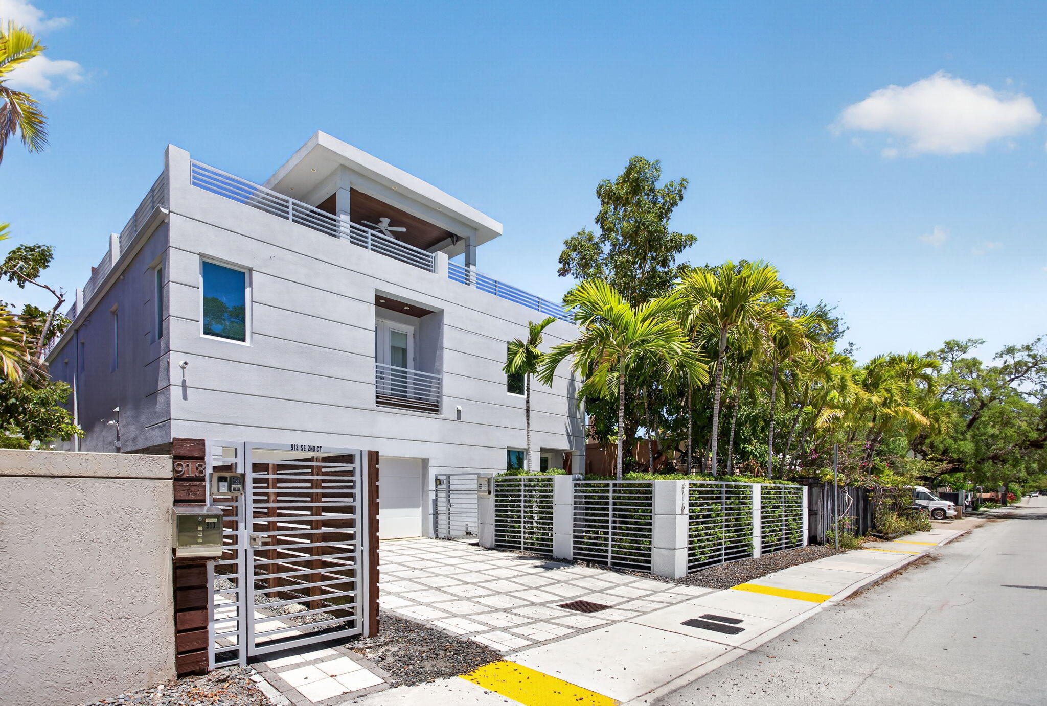 915 SE 2nd Fort Lauderdale, FL 33301