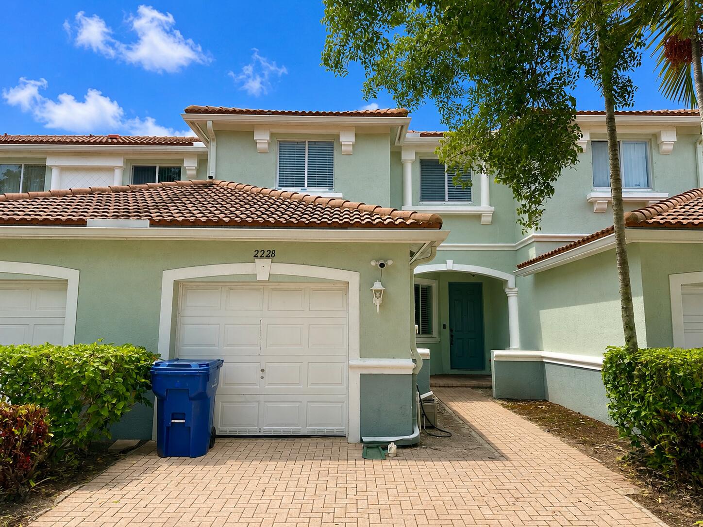 2228 Oakmont
