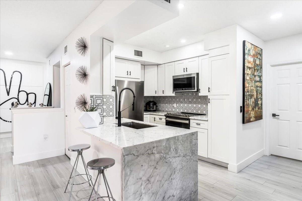 2452 Centergate #202