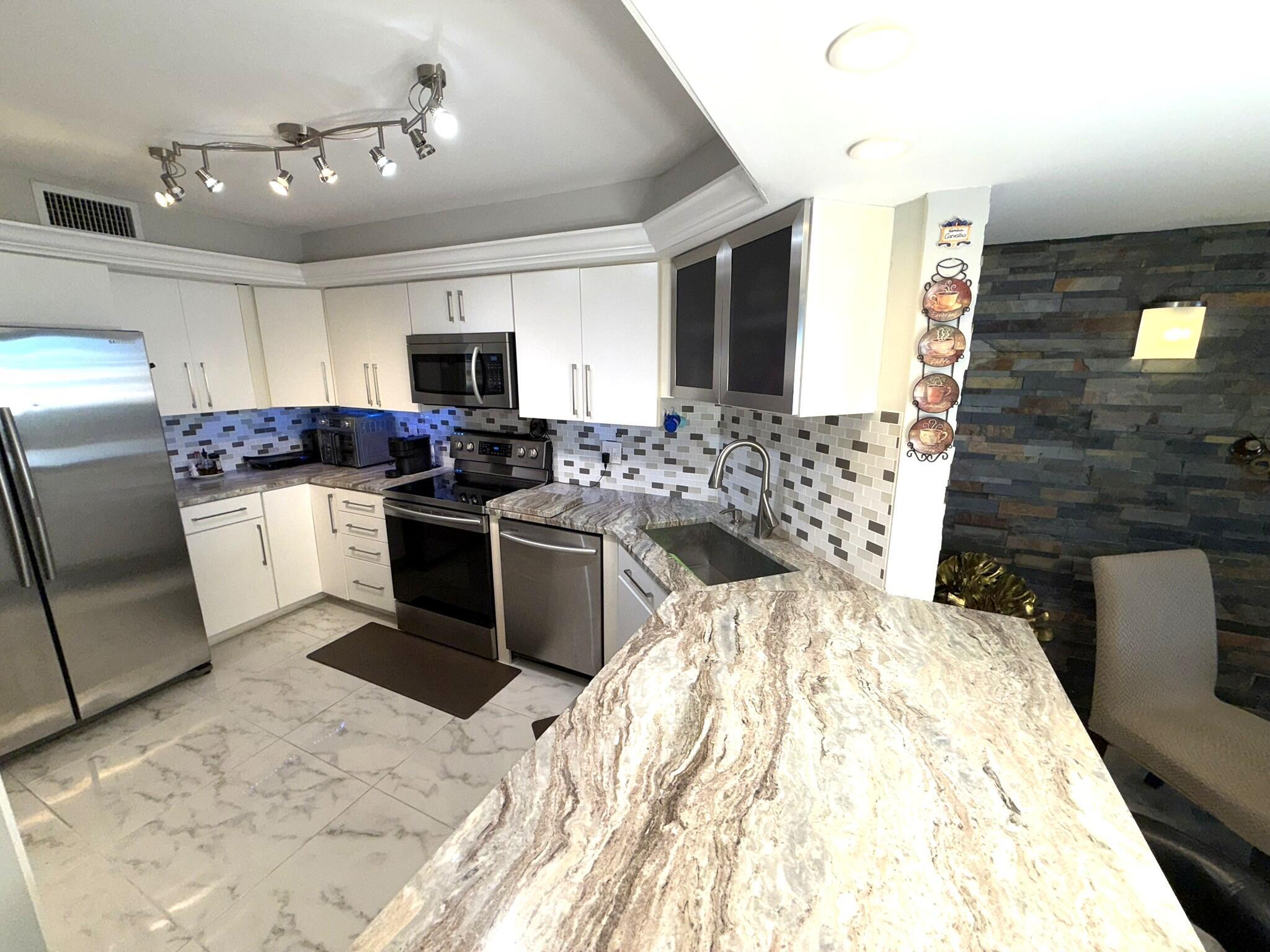 2425 Presidential Way #1804,West Palm Beach, FL 33401