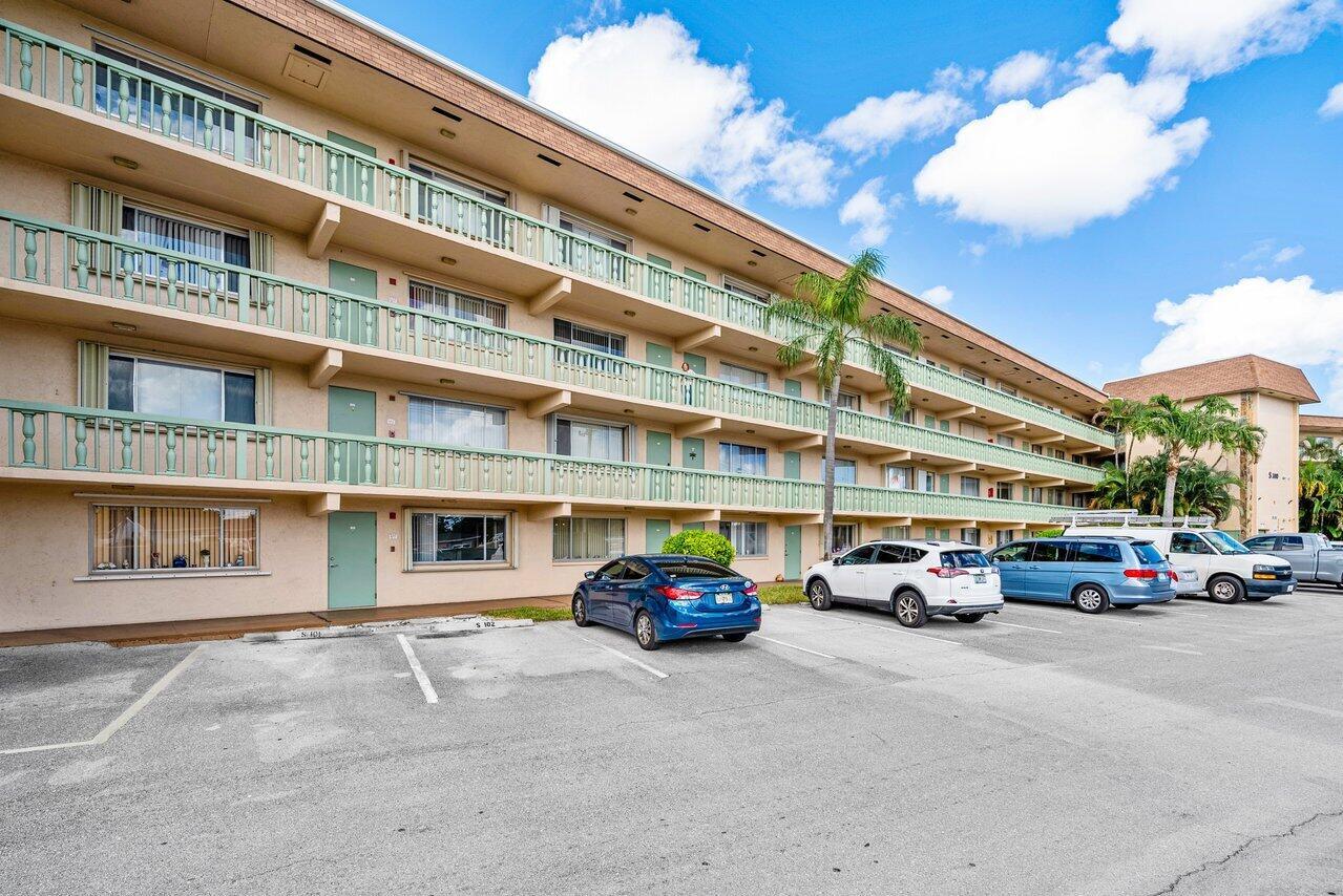300 Village Grn Cir #206