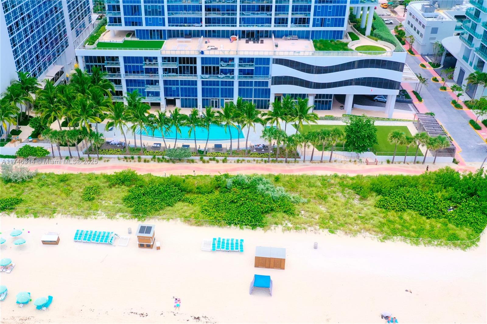 image Central Carillon Beach25