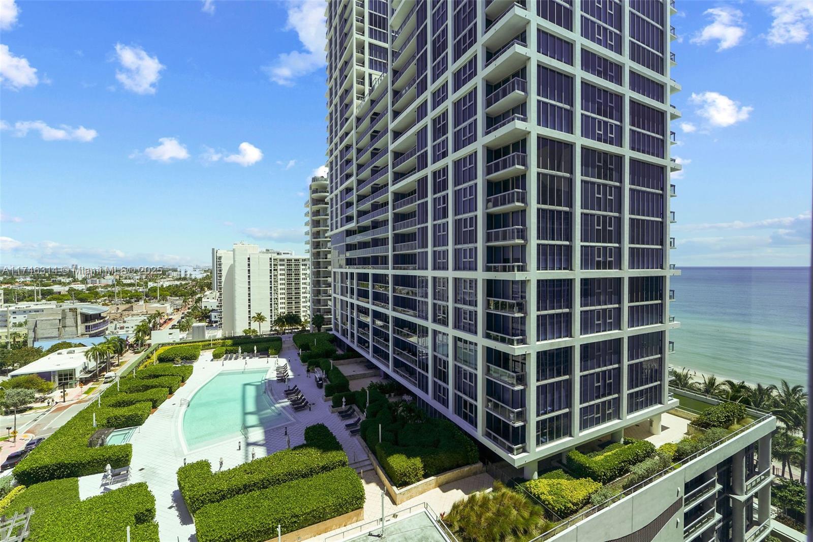 image Central Carillon Beach26