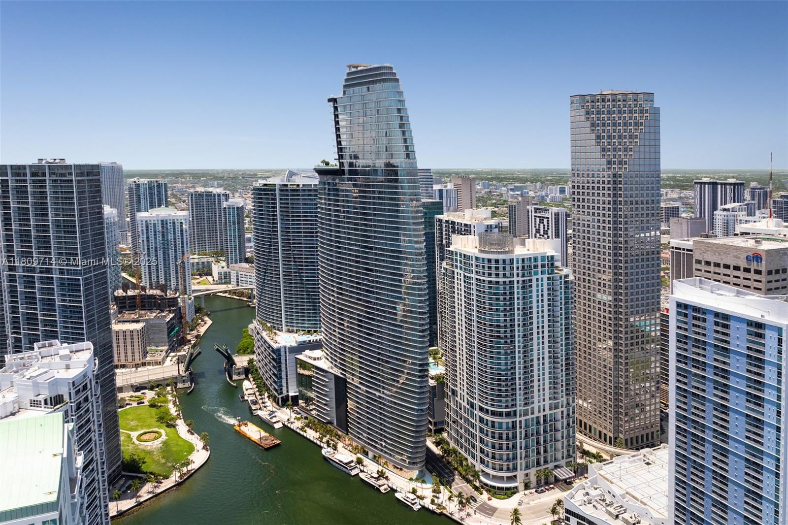 image Aston Martin Residences37