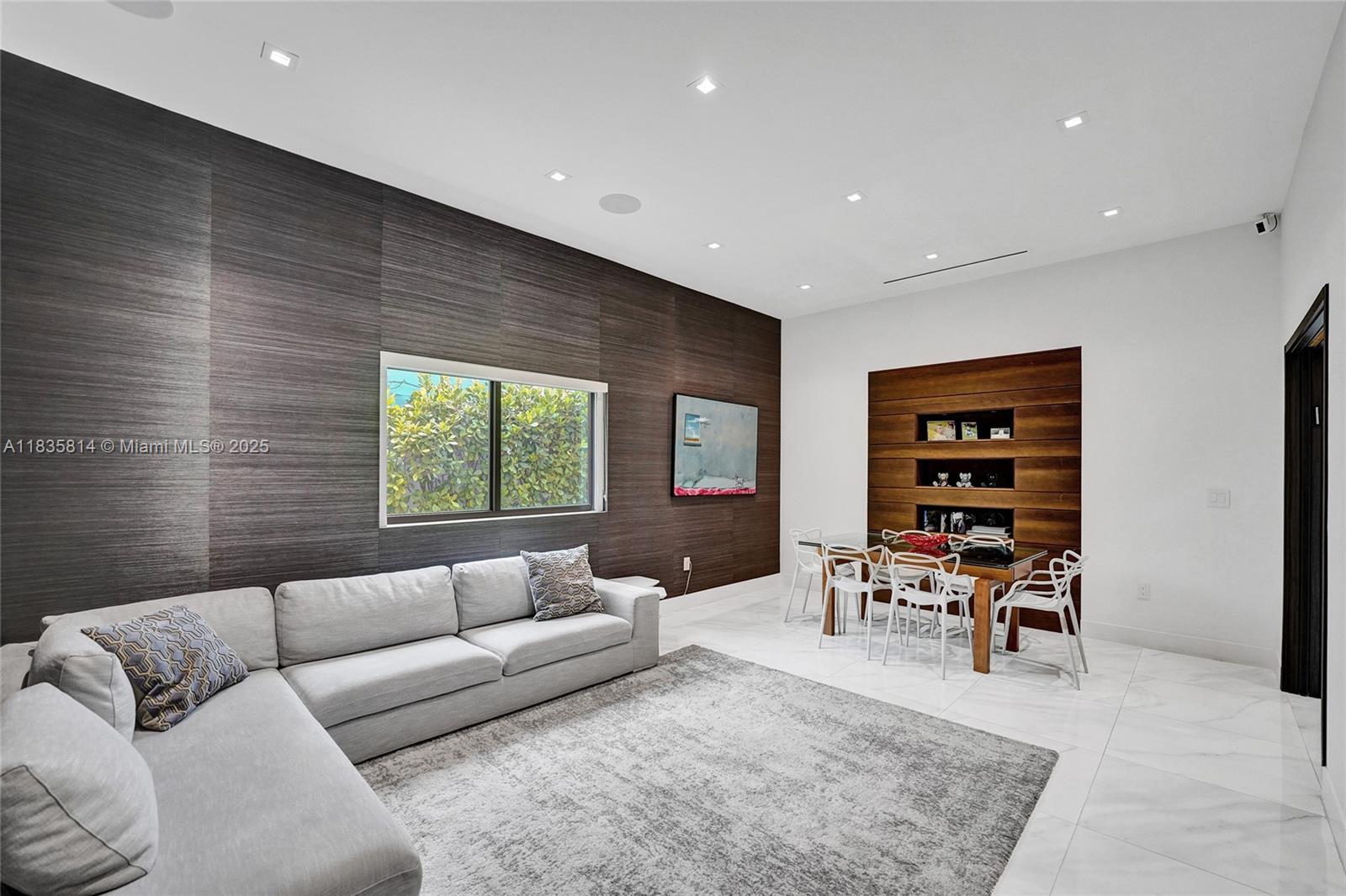 2441 NE 200th St #. Miami, FL 33180