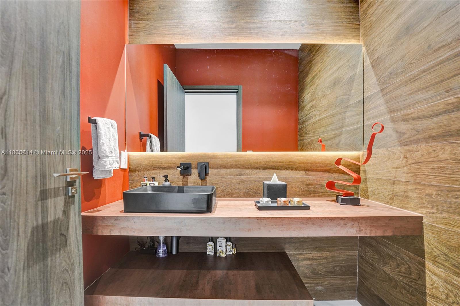 2441 NE 200th St #. Miami, FL 33180