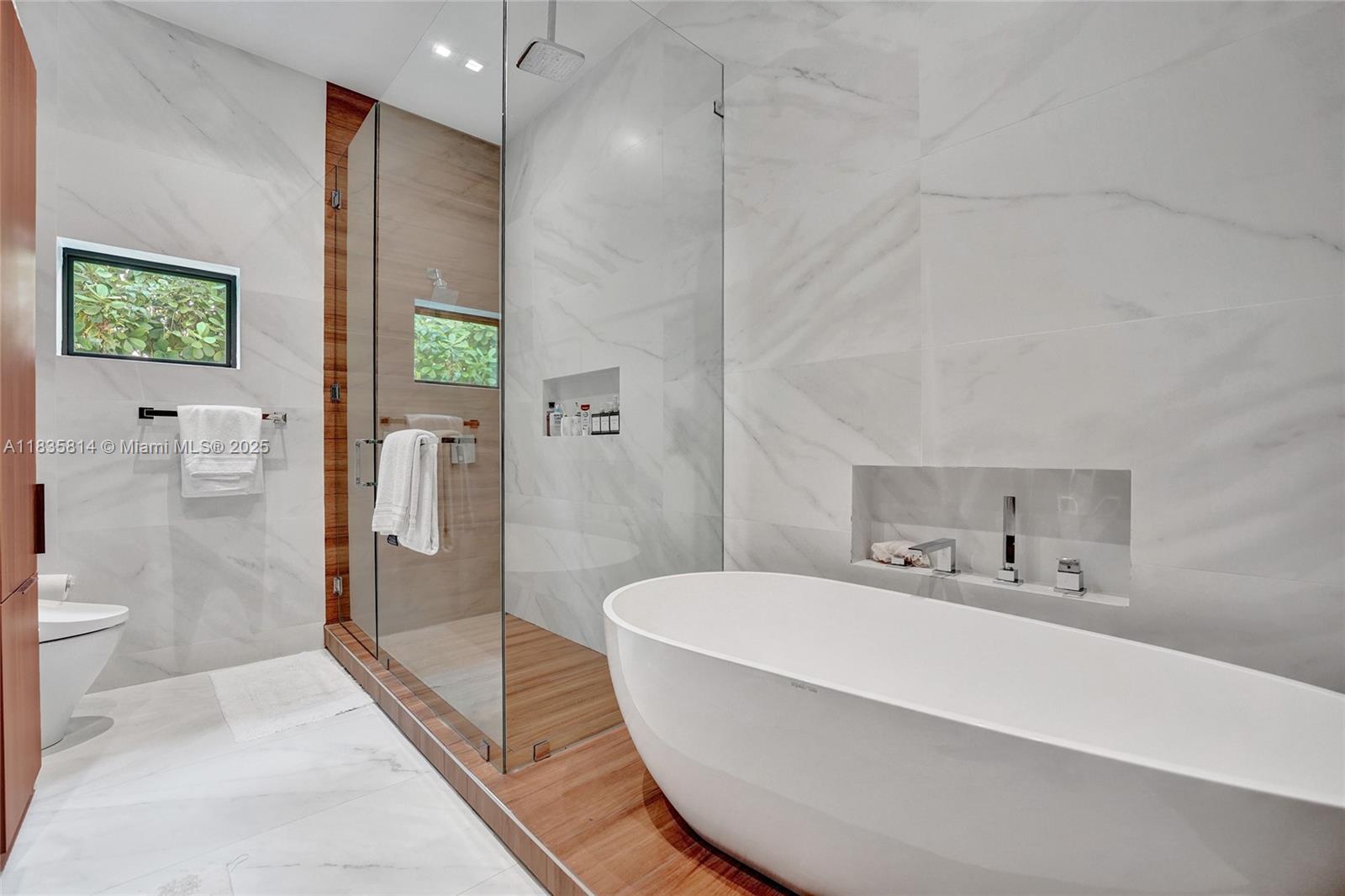 2441 NE 200th St #. Miami, FL 33180