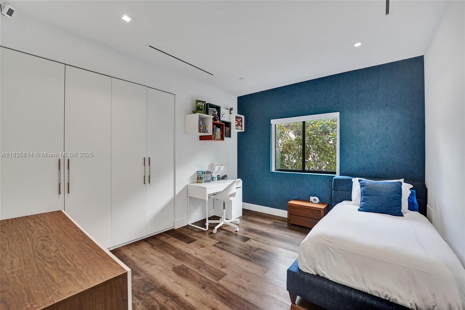 2441 NE 200th St #. Miami, FL 33180