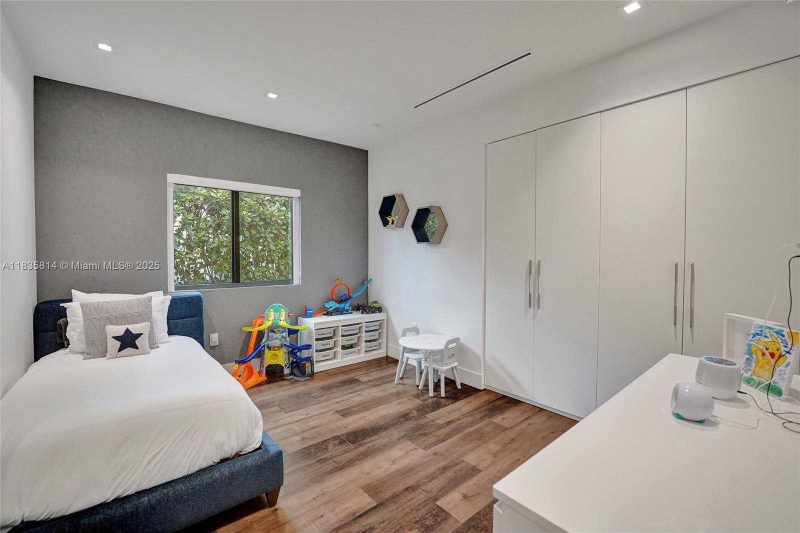 2441 NE 200th St #. Miami, FL 33180