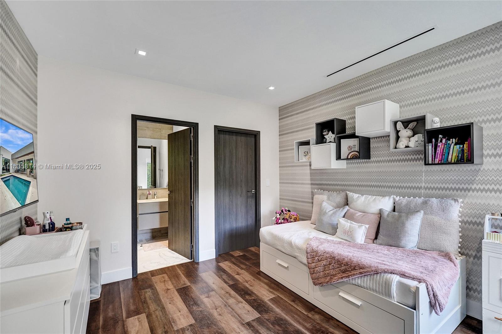 2441 NE 200th St #. Miami, FL 33180