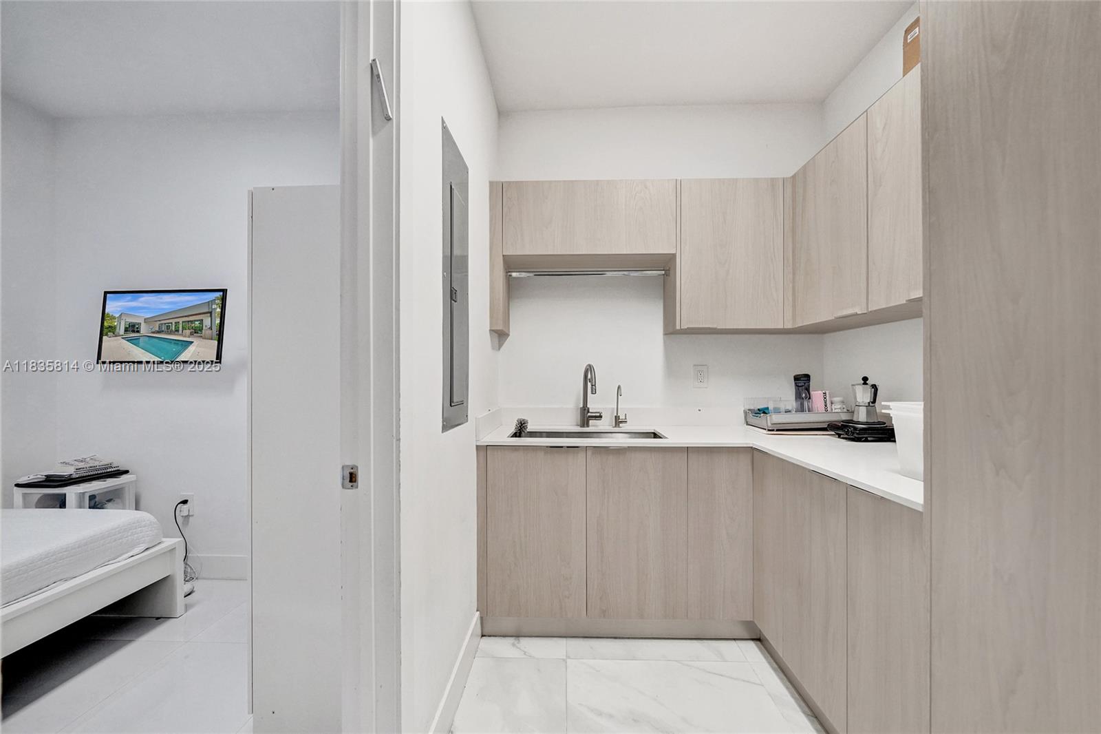 2441 NE 200th St #. Miami, FL 33180